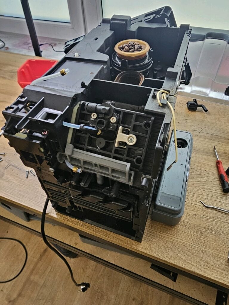 Ekspres DeLonghi Rivelia podczas realizacji serwisowej dla klienta z Dąbrowy Górniczej