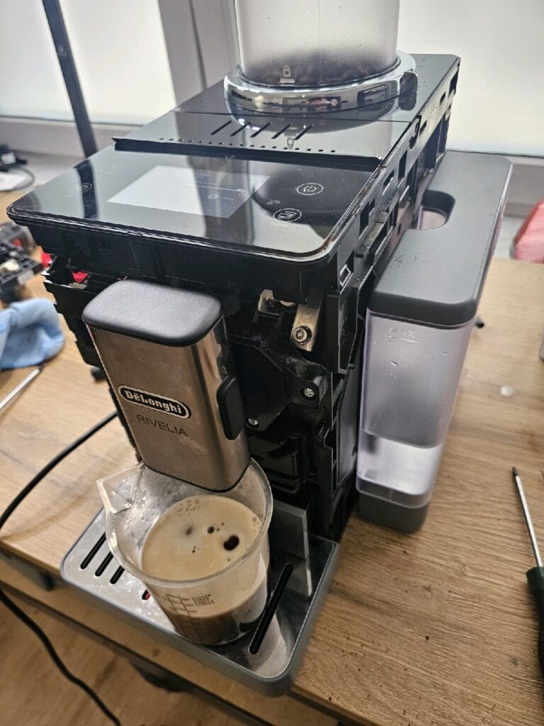 Szczegół realizacji serwisowej ekspresu DeLonghi Rivelia z Dąbrowy Górniczej